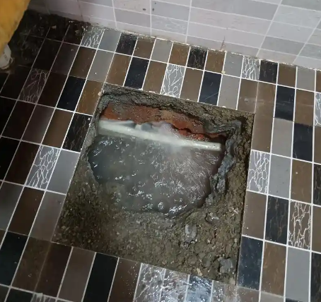 水管漏水抢修现场